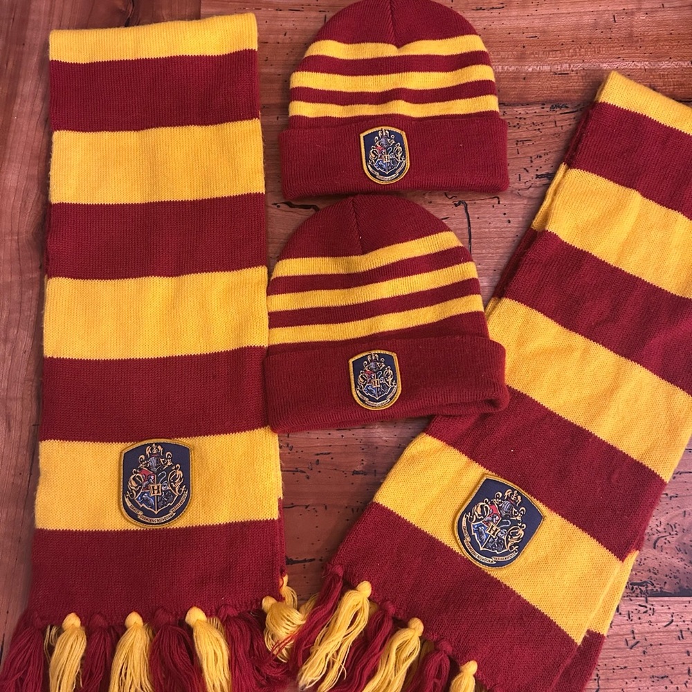 2 Harry Potter Gryffindor winter hats and scarves